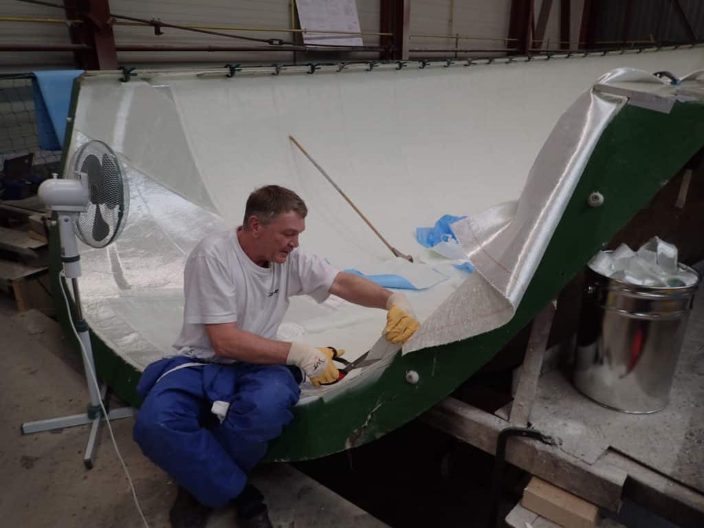 Making a fiberglass sailboat