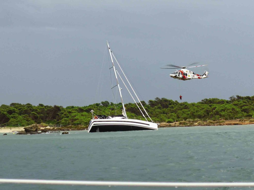 The Civil Guard helicopter arrived to assist the Beneteau on the rocks.