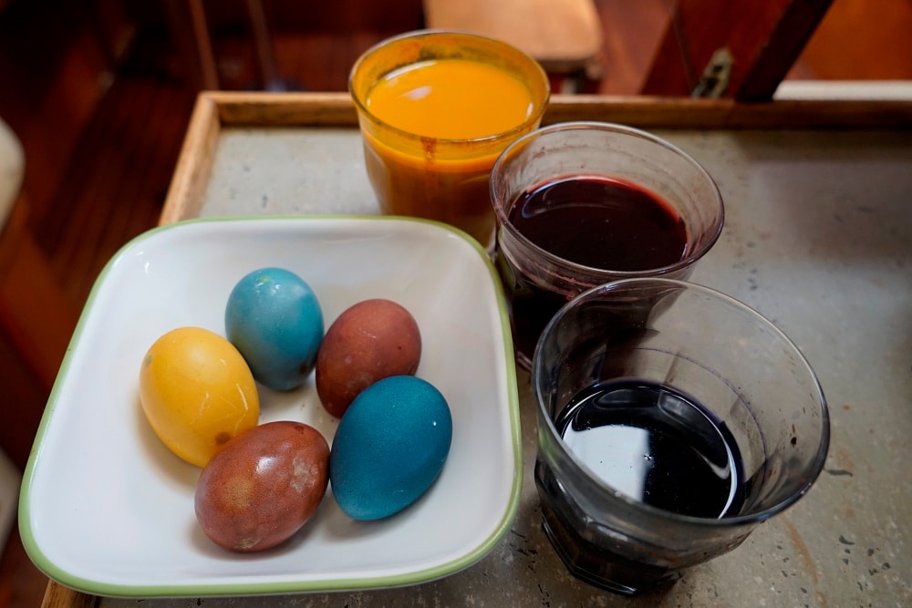 dying eggs for easter
