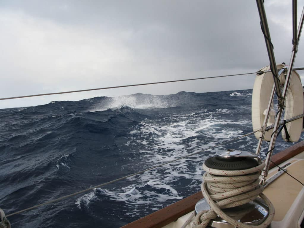 take breaking waves on the stern quarter