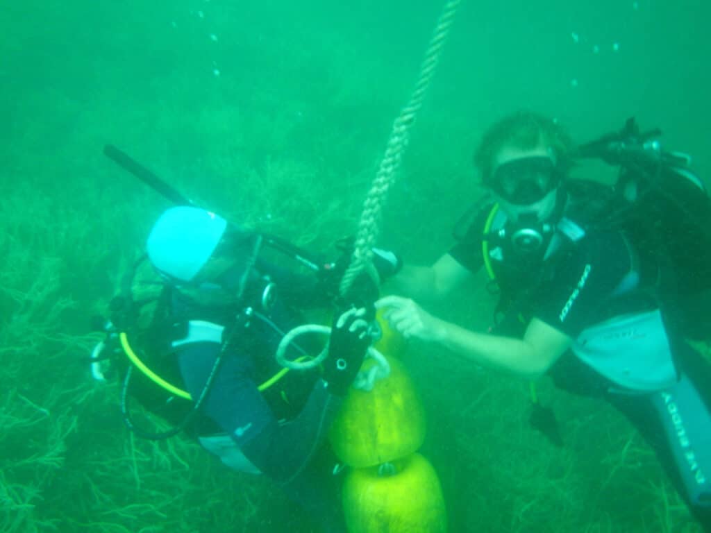 Tying the two mooring blocks together underwater