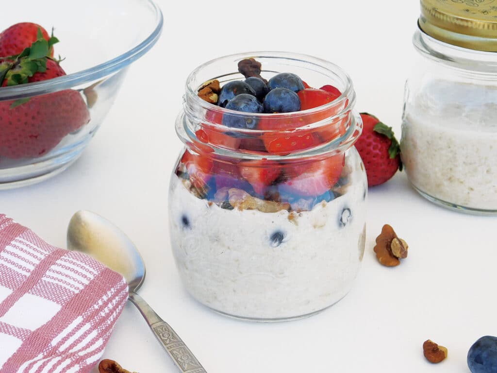 rolled oats pudding in mason jar