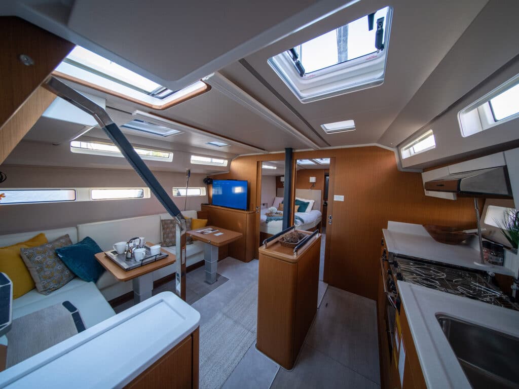 Jeanneau 55 interior