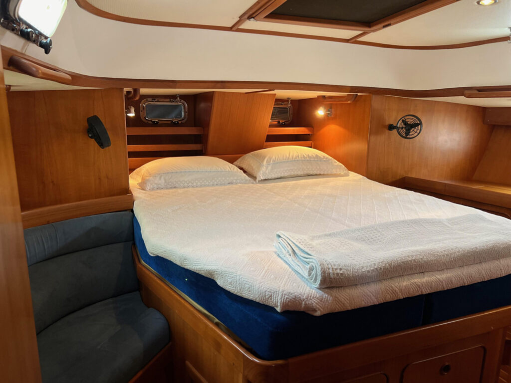 2002 Hylas 46 stateroom