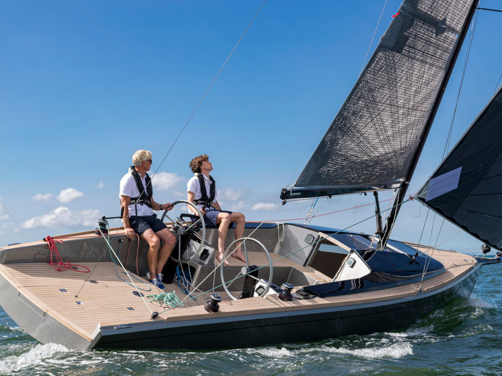 Domani S32 Lounge on the water