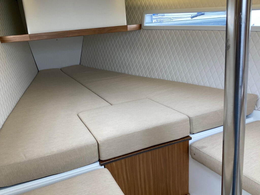 Domani S32 Lounge front interior