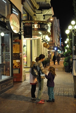 Del Viento- Victoria street On foot along Victoria's downtown streets.