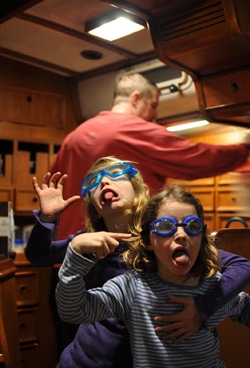 The girls with their fear monger papa in the background. They donned their goggles and are showing their displeasure with the onions I'm chopping in the galley--
drama, drama, drama.