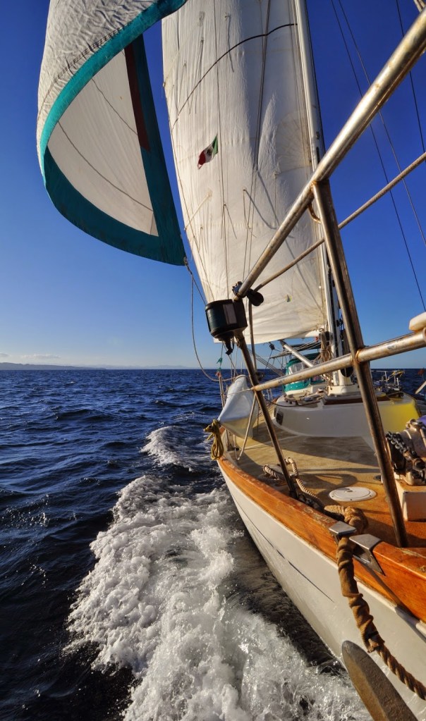 auth_dv_underway_p Del Viento with a bone in her teeth, heading south last week on a two-night passage from Punta Chivato to La Paz.