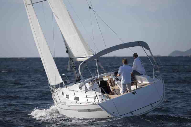 cruiser_32_under_sail.jpg cruiser_32_under_sail.jpg