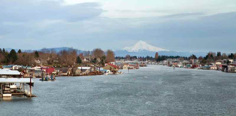 Marina and Houseboats along Columbia River with Mouht Hood View Panorama CC4A02 Marina and Houseboats along Columbia River with Mouht Hood View Panorama