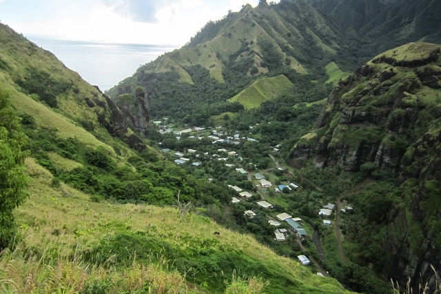 Hanavave from up high, the anchorage would be
visible to the left, around that mountain.