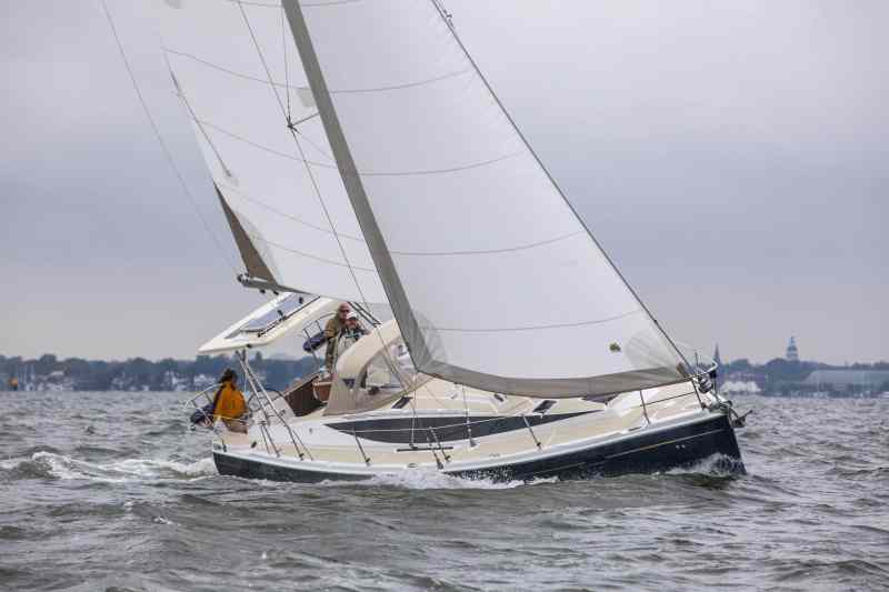hunter 40 sailing_3.jpg Hunter 40 sailing in Annapolis, MD.