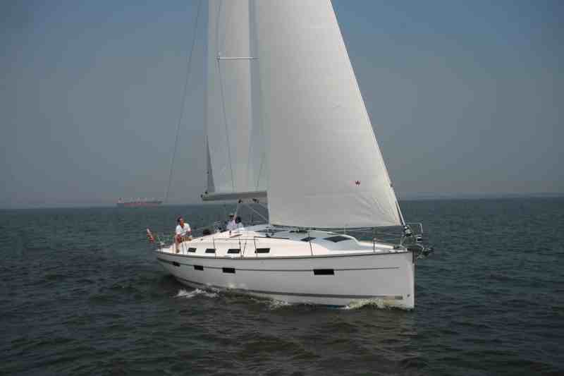 A Bavaria Cruiser 40 sails out of Annapolis, Maryland, from the Horizon Yacht Charter flagship U.S. base.