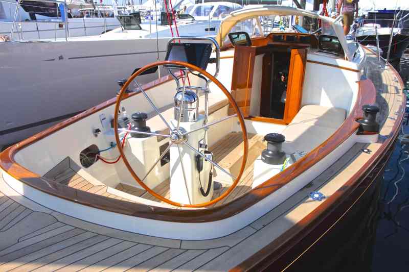The M42x sports a spacious cockpit perfect for both entertaining, or crew while sailing.