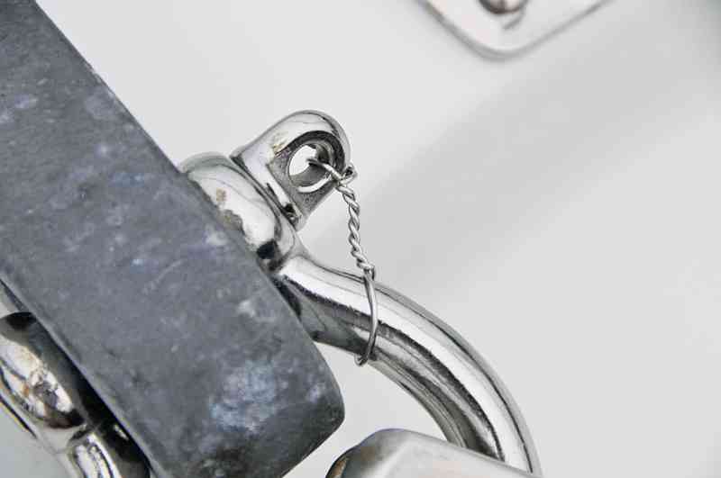Seizing wire that may snag or fails to tension the screw pin in a clockwise direction is poorly installed.