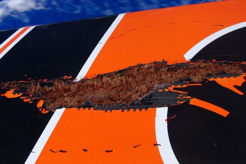 riou_damage_2.jpg On the night of November 24, Vincent Riou aboard PRB collided with a metal buoy in the South Atlantic, ripping a one and a half meter tear in the hull.