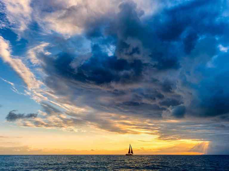 Opener-Image clouds over the ocean
