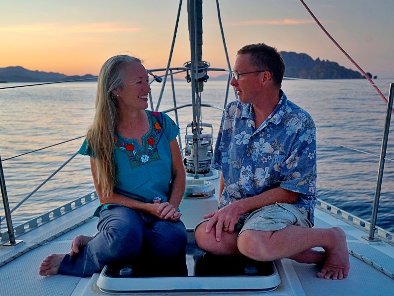 Couples-cruising–BnJ-on-Totem-bow Jamie and Behan on Totem