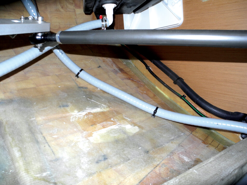 tubular rudder linkage clearance