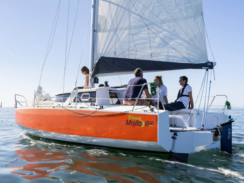 TEMO 1000 on the back of a sailboat