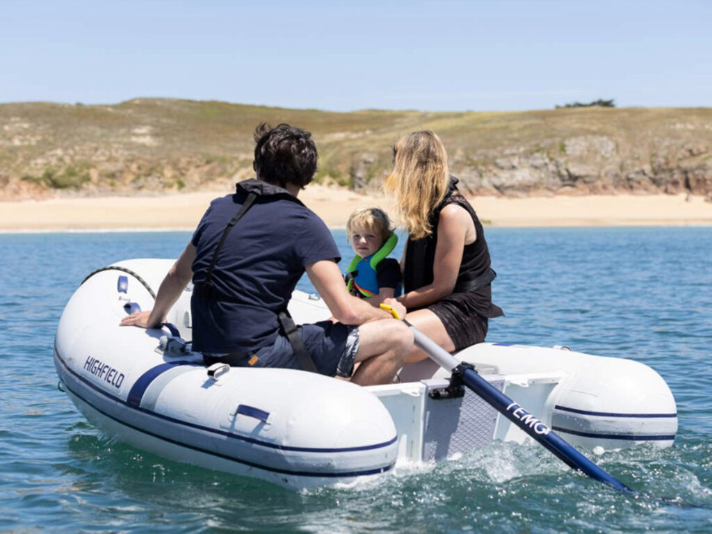 TEMO 1000 on the back of a dinghy