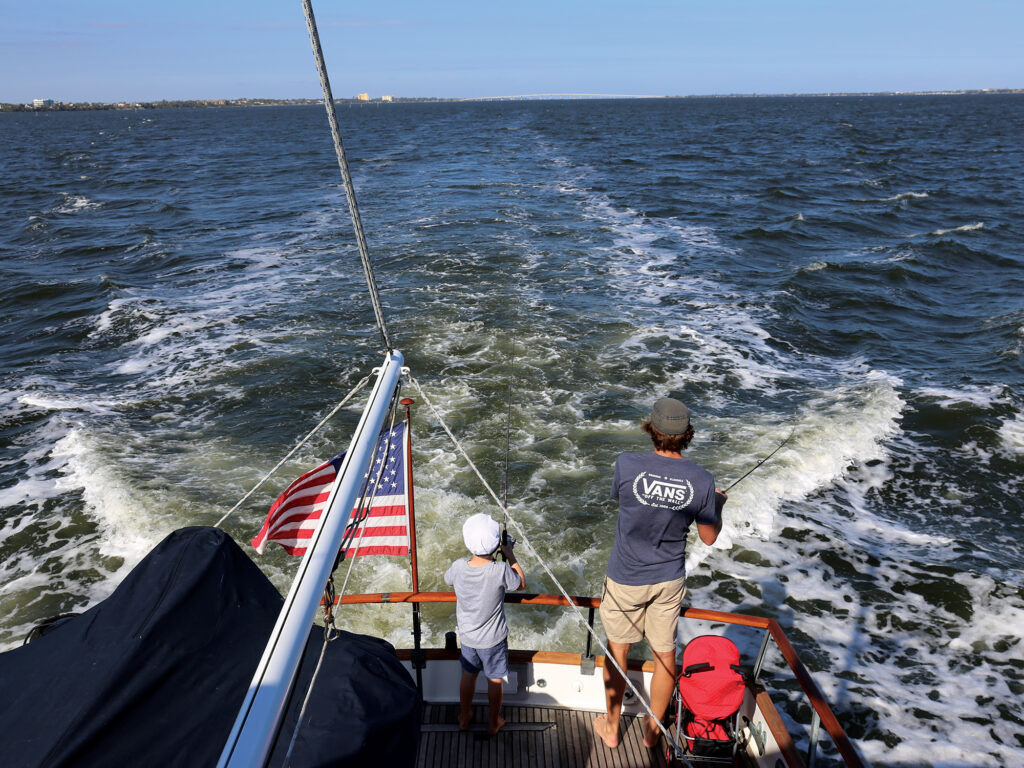 Trawler fishing of a catamaran