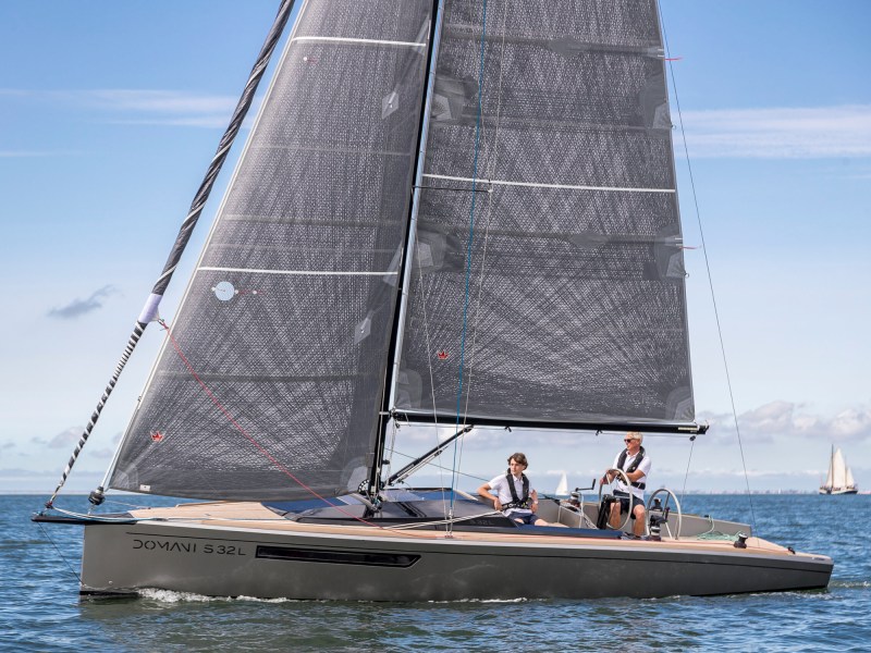 Domani S32 Lounge on the water