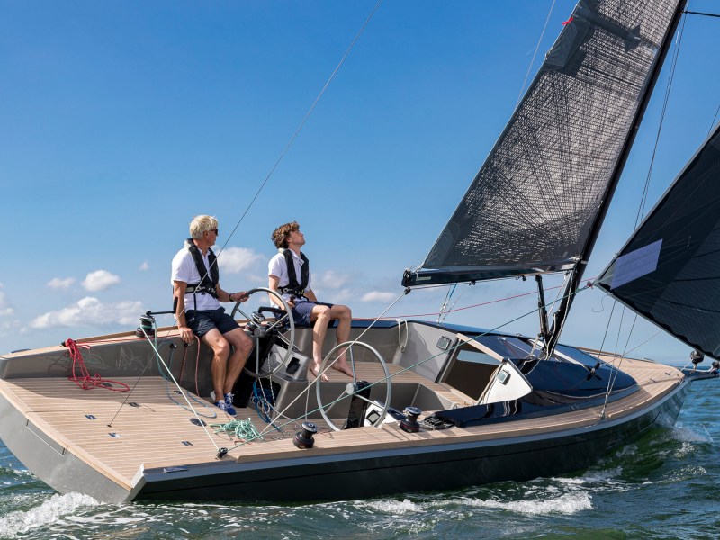 Domani S32 Lounge on the water