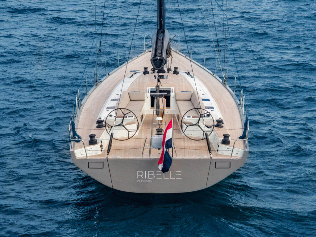 Grand Soleil 65 Performance cockpit