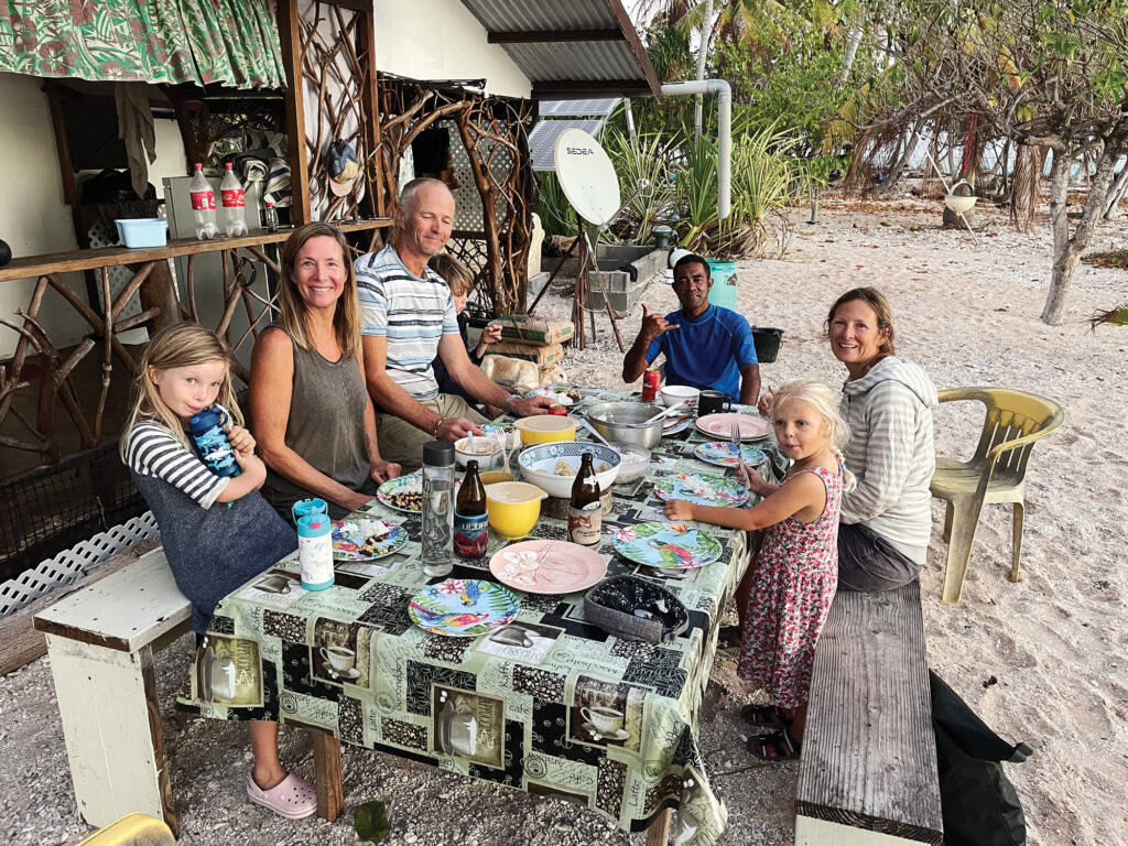 A meal in Apataki