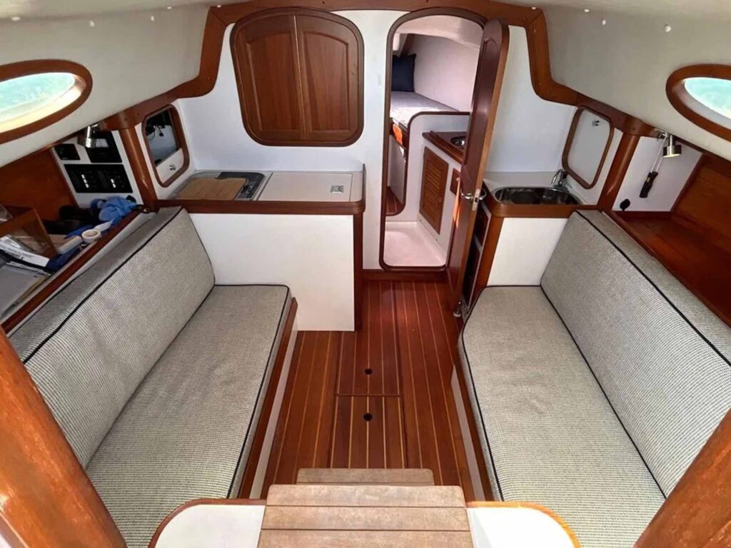 2011 Alerion Express 33 salon