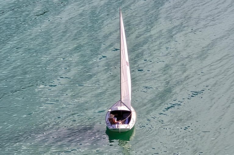 Bull’s Eye sloop on the water