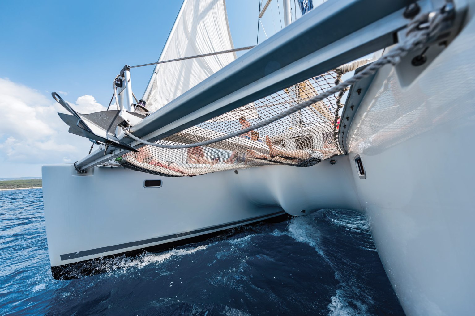 AdobeStock_208664597 Catamaran trampoline